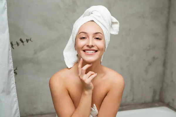 Beautiful Glamorous Young Woman Towel — Fotografia de Stock