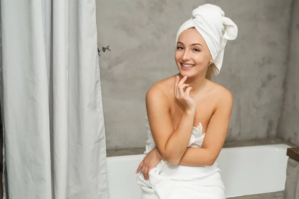Beautiful Glamorous Young Woman Towel — стоковое фото