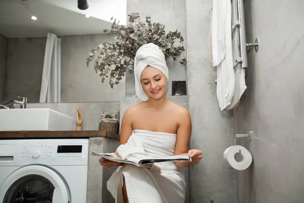 Beautiful Young Woman Towel Sits Toilet Magazine — Foto Stock