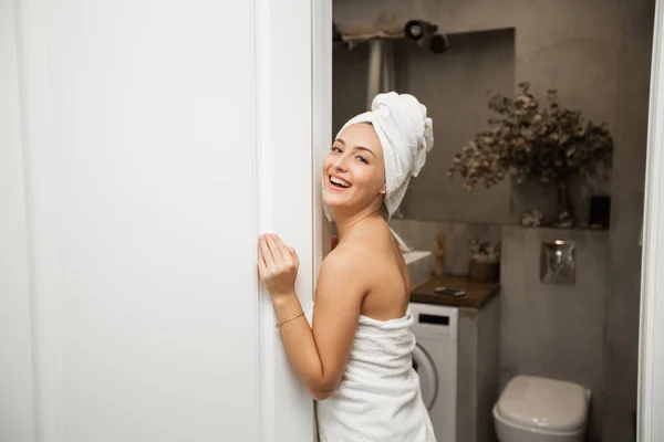Χαρούμενη Θετική Γυναίκα Πετσέτα Στην Πόρτα Του Μπάνιου Royalty Free Εικόνες Αρχείου