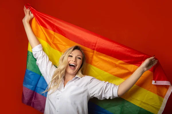 Lgbtの旗を持つ陽気な白人女性 — ストック写真