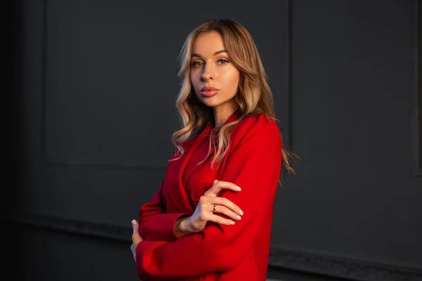Porträt Einer Stilvollen Jungen Frau Mit Make Roten Anzug — Stockfoto