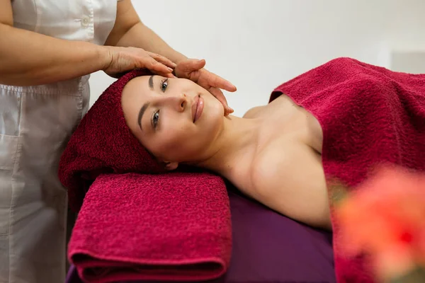 Mooie Blanke Vrouw Bij Receptie Bij Massage Therapeut — Stockfoto