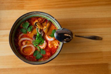 Restoranda büyük bir kase Asya çorbası.