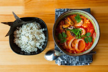 Geleneksel deniz ürünleri çorbası.