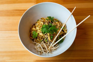 Geleneksel udon erişteleri beyaz tabakta