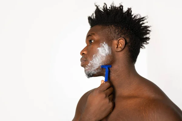 Retrato Hombre Africano Con Una Navaja Sobre Fondo Blanco — Foto de Stock