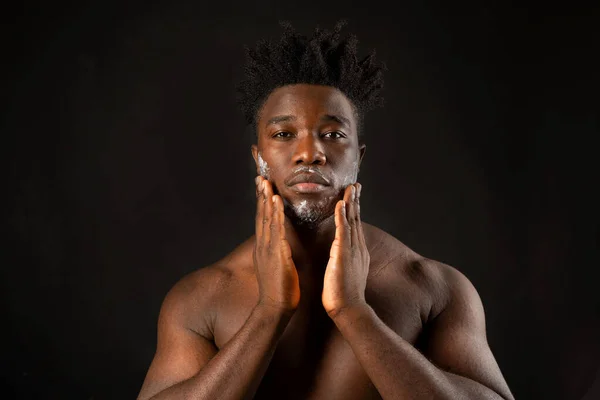 Retrato Varón Africano Con Crema Facial — Foto de Stock