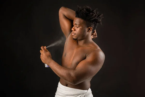 Adulto Africano Hombre Con Atlético Construir Con Desodorante Negro Fondo — Foto de Stock