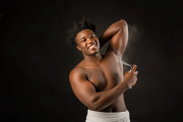 Adulto Africano Hombre Con Atlético Construir Con Desodorante Negro Fondo — Foto de Stock