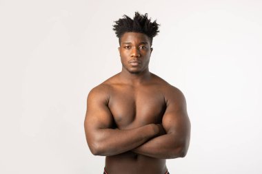 Kaslı atletik bir vücudu olan güçlü bir Afrikalı.