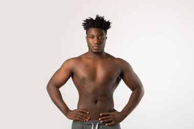 Kaslı atletik bir vücudu olan güçlü bir Afrikalı.