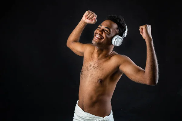 Alegre Hombre Africano Alegre Auriculares Sobre Fondo Negro — Foto de Stock