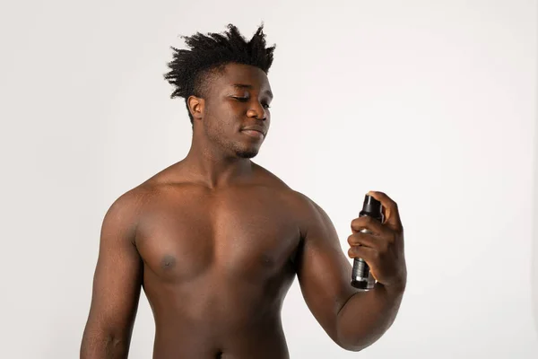 Joven Africano Con Figura Atlética Salpica Cuerpo Con Desodorante — Foto de Stock