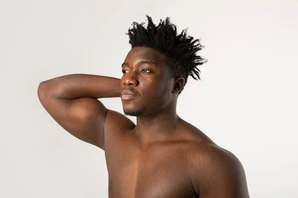 Homem Africano Forte Com Uma Figura Atlética Com Músculos Imagens De Bancos De Imagens Sem Royalties