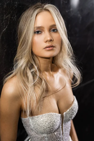 Porträtt Söt Ung Kvinna Med Makeup Bröllopsklänning — Stockfoto