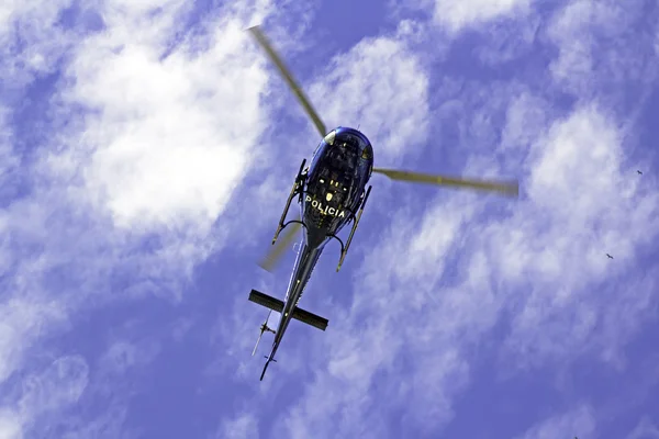 Rio De Janeiro, hélicoptère volant au-dessus des têtes — Photo