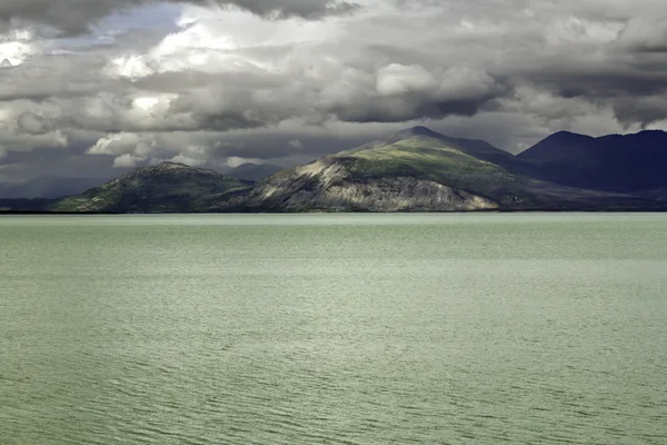 Alaska, dağ ve göl — Stok fotoğraf
