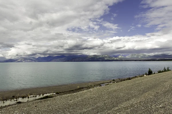 Alaska, bergen en het meer — Stockfoto