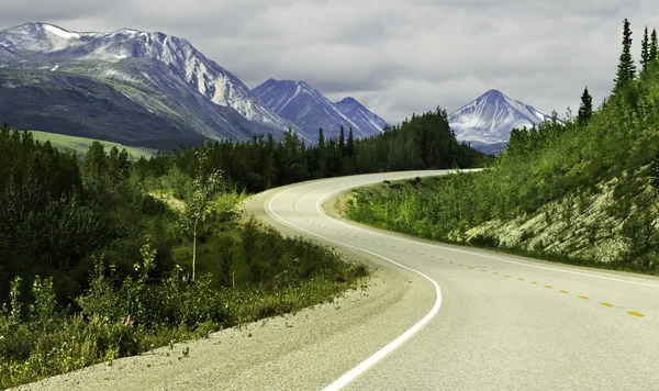 alaska'nın yüksek dağlarında asfalt yol