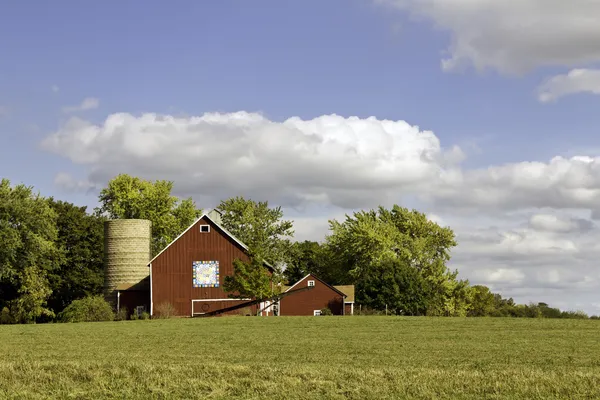 Ferme américaine avec silo vieilli — Photo