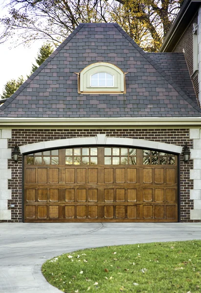 Garage en bois deux voitures — Photo