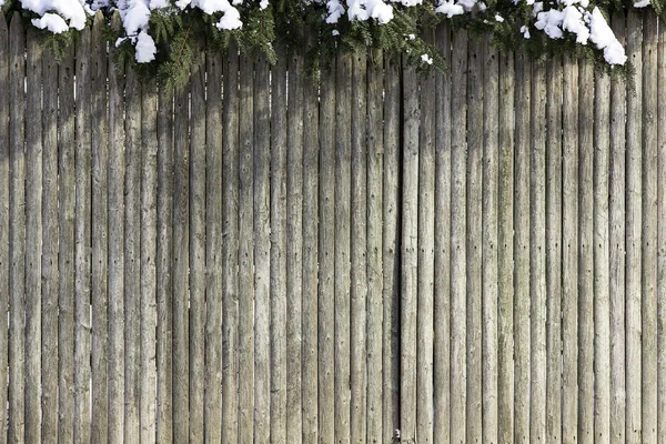 Dřevěný plot s sněhu na vrcholu — Stock fotografie