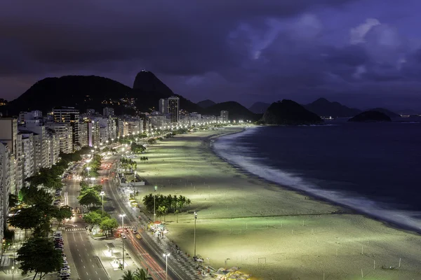 Copacabana strand bij nacht — Stockfoto