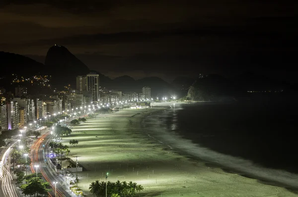 Copacabana strand bij nacht — Stockfoto