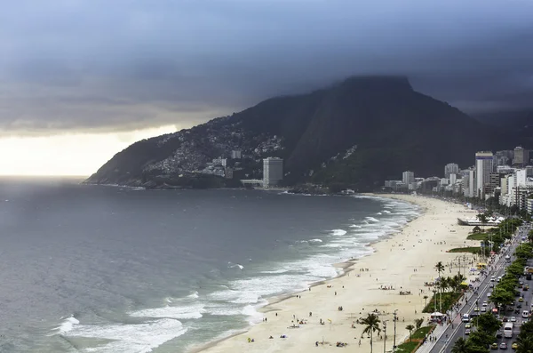 Ipanema Plajı üzerinde bulutlar