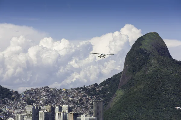 Mały samolot leciał nad rio de janeiro — Zdjęcie stockowe