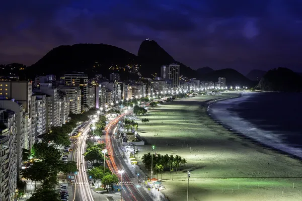 Copacabana strand bij nacht — Stockfoto