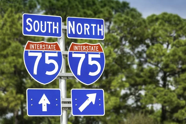 Signos direccionales a lo largo de la carretera interestatal I-75 en Florida — Foto de Stock