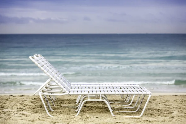 Beach chairs by the ocean — Stock Photo, Image