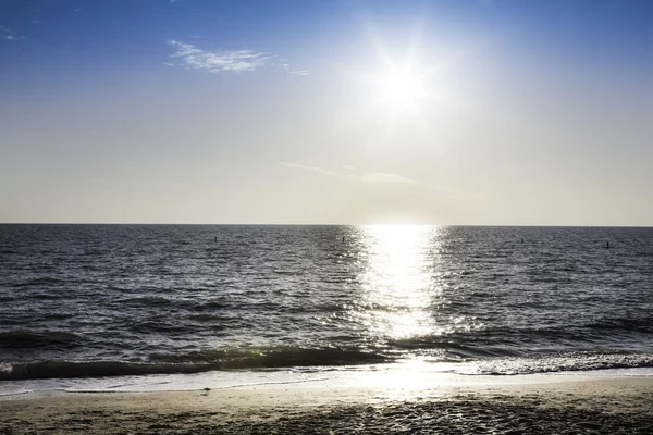 Солнце садится на пляже — стоковое фото