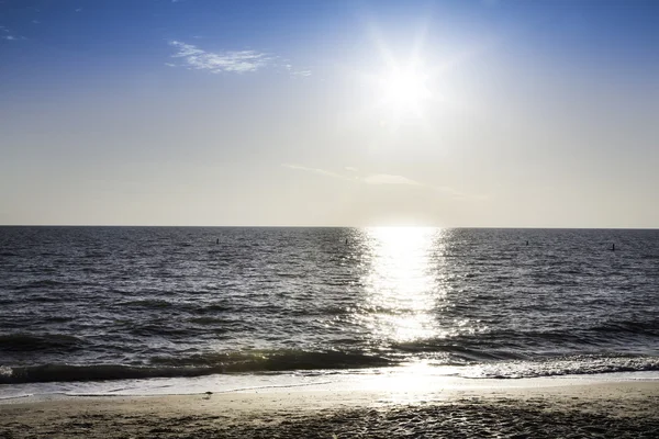 Sun going down on the beach — Stock Photo, Image