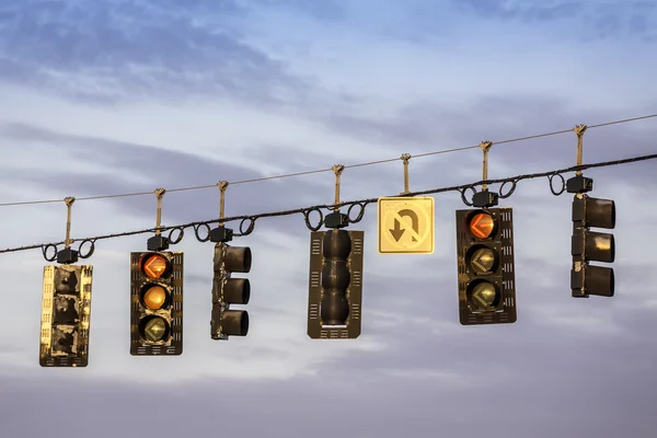 Semáforos colgando sobre la calle — Foto de Stock