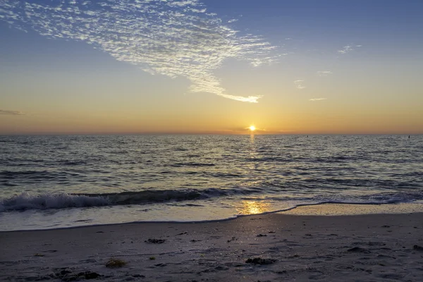 Solen går ner på stranden — Stockfoto