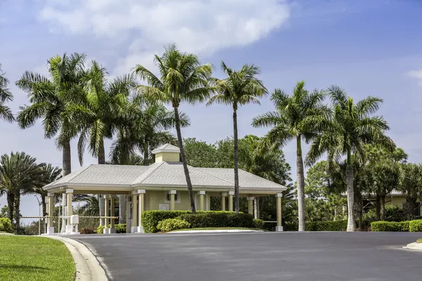 Entrance to gated community in Naples, Florida — Stock Photo, Image