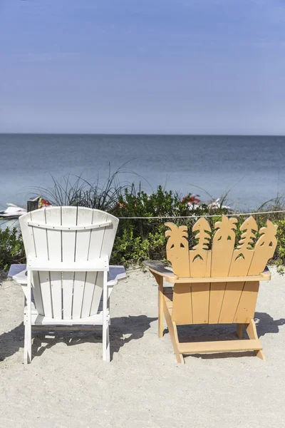 Strandstoler ved havet – stockfoto