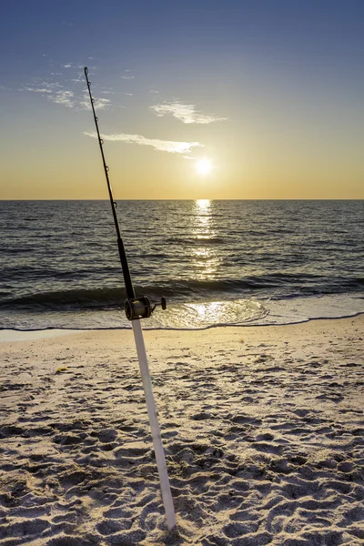 Canne à pêche contre océan — Photo