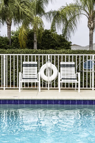 Swimming pool against palms — Stock Photo, Image