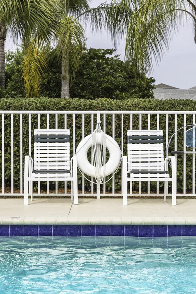 Swimming pool against palms — Stock Photo, Image