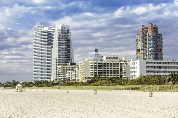 Spiaggia di Miami con grattacieli — Foto Stock