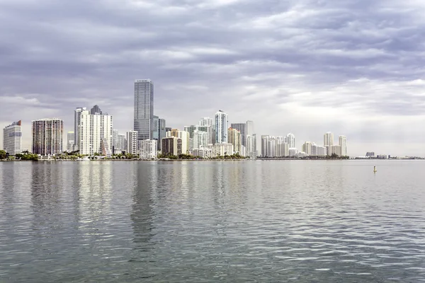 Miami skyline uitzicht vanaf biscayne bay — Stockfoto