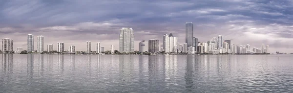Miami skyline panorama vanaf biscayne bay — Stockfoto