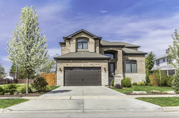 Traditional American Home with Garage — Stock Photo, Image