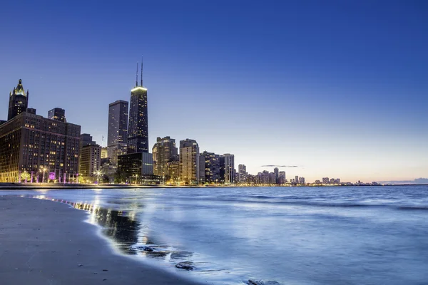芝加哥市中心的黄昏 — 图库照片