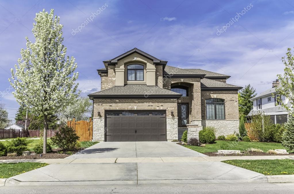 ガレージ付きの伝統的なアメリカの家庭 ストック編集用写真 C Marchello74