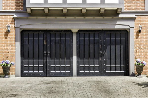 Houten garage voor twee wagens — Stockfoto